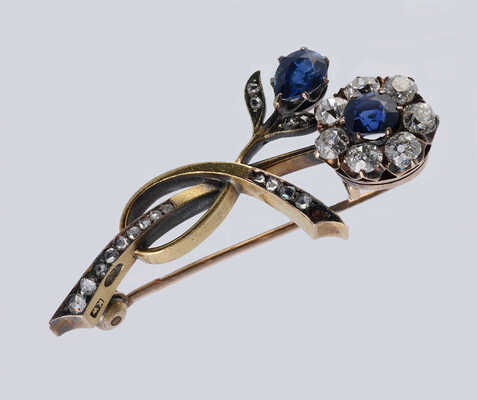 Брошь из золота (по клейму 56), общим весом 7,88 грамма, содержит природные вставки